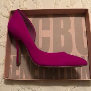 Magenta pumps